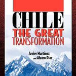 Gezeigt wird das Cover des Buches „Chile. The Great Transformation“ von Javier Martinez and Alvaro Diaz. Auf dem Bild sind schneebedeckte Berg abgebildet und die Flagge von Chile.